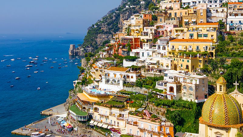vacker vy över amalfi stad med sina färgglada hus vid havet